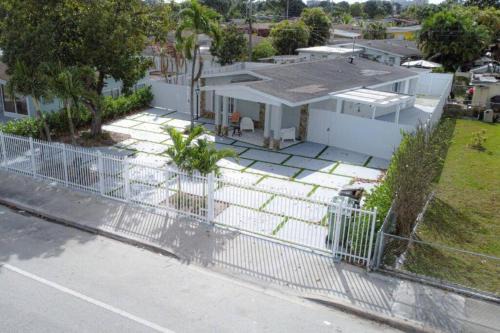 Hialeah Casa | Dream Home 4B2B