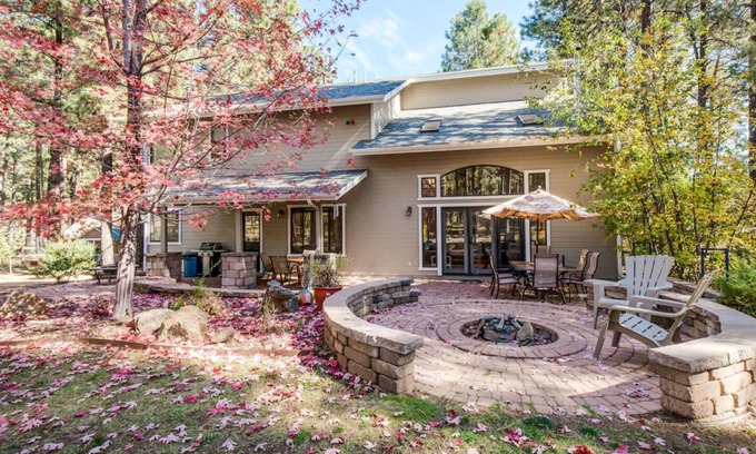 Flagstaff Cabina | Lujo Dream Home Backing pristine Forest!