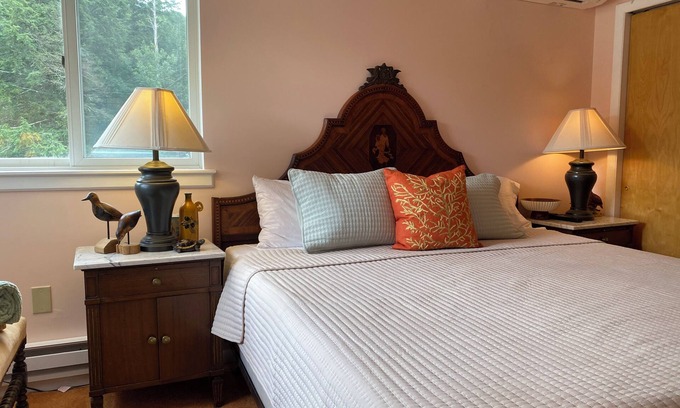 Woodridge Casa | Dream house by a Pond, 3-bed home in Woodridge NY w/WiFi, AC, embraced by trees