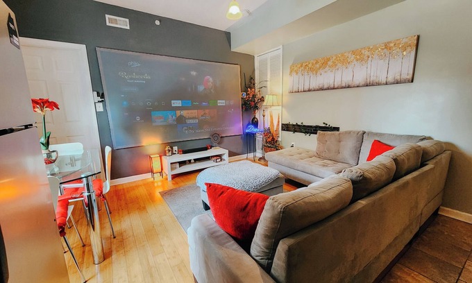 West Poplar Apartamento | Dream/King Bed/120" Projector/Canopy Bed