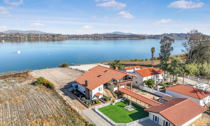 Lake Elsinore Casa | Lakeside Retreat