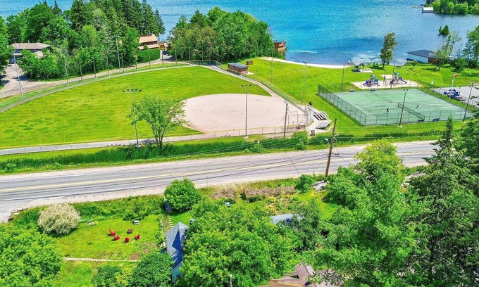 Gravenhurst Cabaña | Cottage for Up to 10 Guests on Muskoka Rd Inc Spacious Yard, Steps from the Park