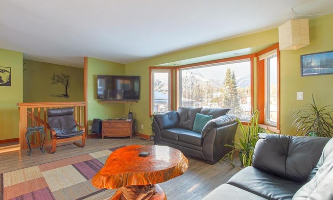 East Kootenay Apartamento | Dream Retreat with Hot Tub by StayIn