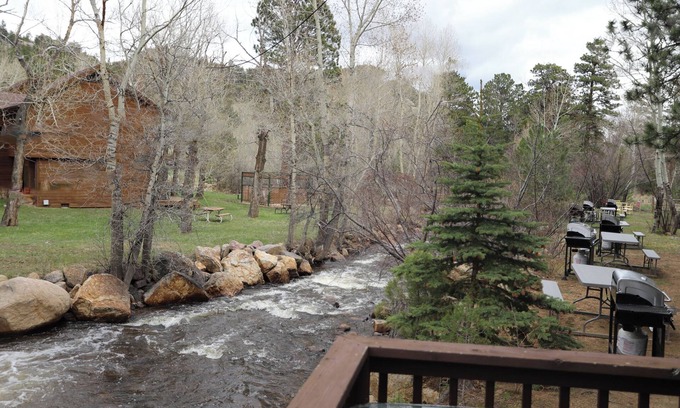 Estes Park Hotel | Dream River Front Suites R1
