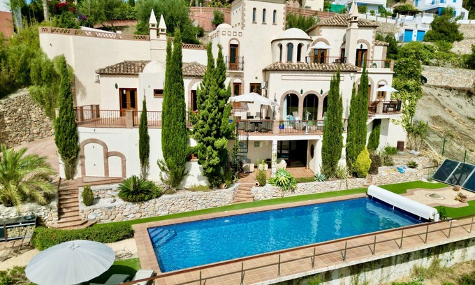 Almuñécar Villa | Vacaciones de Ensueño – Villa con Piscina y Playa