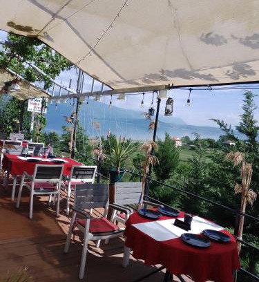 Udenisht Cama Y Desayuno | Dream Stone Holiday Bar Restaurant