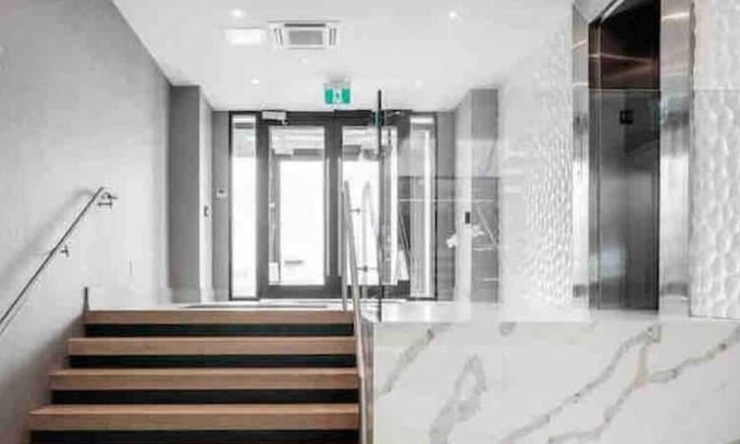 Northeast Mississauga Casa | (9) Toronto Pearson Nap Room