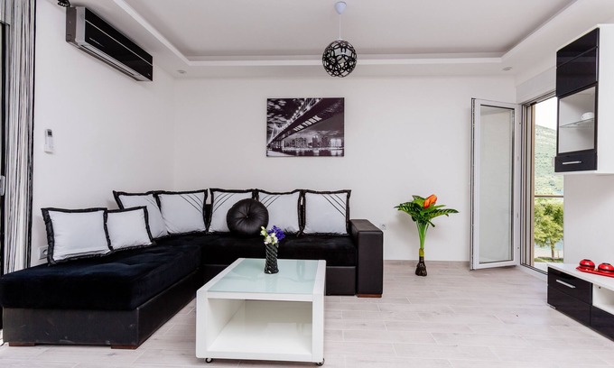 Tivat Villa | Dream Vacation Apartments- Apartamento negro
