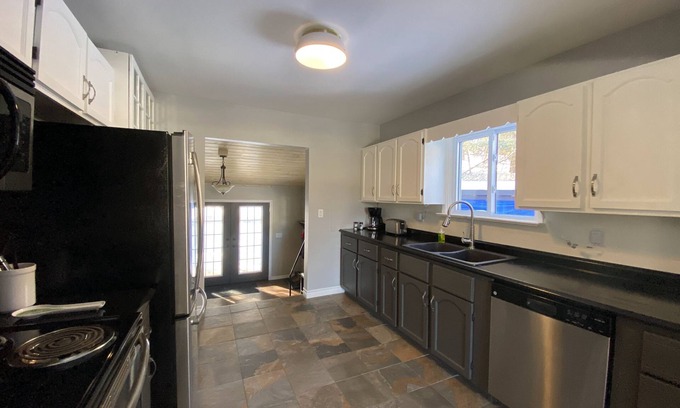 Bancroft Cabaña | Dream vacation cottage for all seasons 4 bdr/2bath