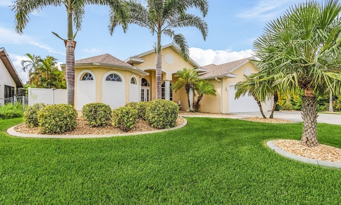 Fort Myers Villa | Dream villa with tropical garden on the canal
