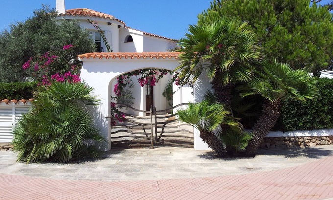 Cala en Forcat Casa | Una casa de ensueño con cuatro terrazas y un bonito jardín frente al mar