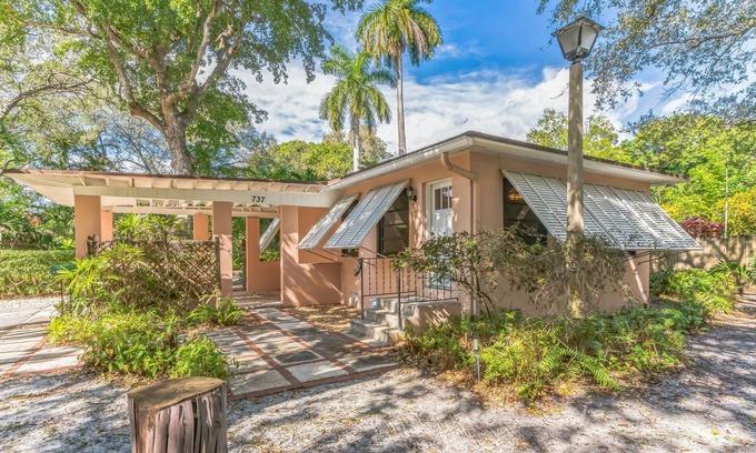 Riverside Park Casa | Dreaming Of The Tropics! Hemingway House With Additional Guest House 2 Bedroom Home by Redawning