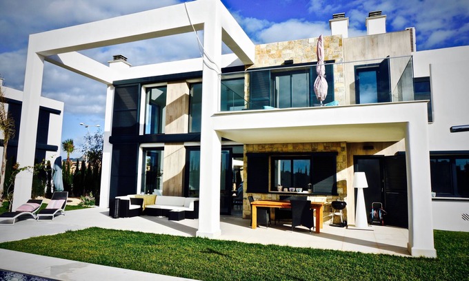 Cala Murada Villa | nuevo edificio de ensueño: villa en estilo Bauhaus, piscina y jardín propios, cerca de la playa,
