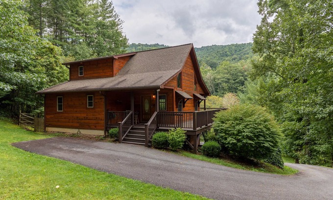Todd Casa | Dreams and Streams -3BR on the New River, within walking distance to Wahoo's adventures.