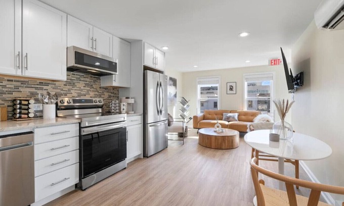 Herndon Apartamento | Dreamy Apartment in Downtown, 1 BDR, Kitchen, Luxury Bath, Walk to Shops and Entertainment