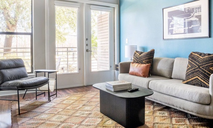 Barton Heights Apartamento | Dreamy Barton Springs 1BR w/ Gym, Pool & W/D, nr Zilker, by Blueground