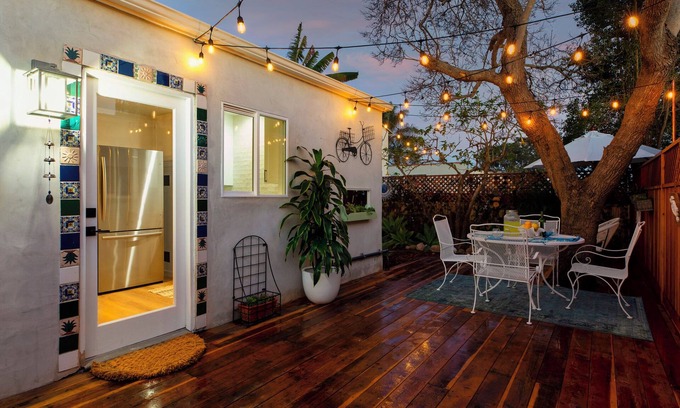 East Mesa Casa | Dreamy Beach Cottage with Jacuzzi and Sauna~ Walk to the Beach & Park