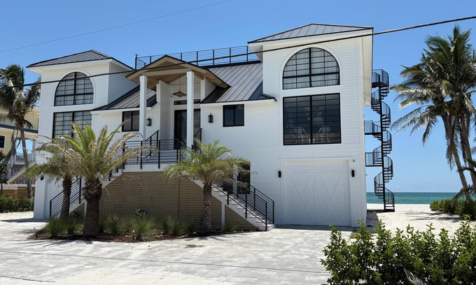 Palm Island Casa | "Dreamy Beachfront Getaway - Your Coastal Sanctuary Awaits!"