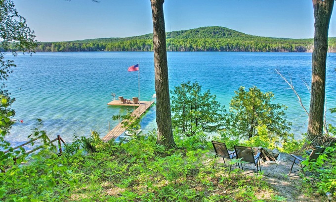 Boyne Falls Cabina | Dreamy Cabin Steps to Thumb Lake: Swim & Fish