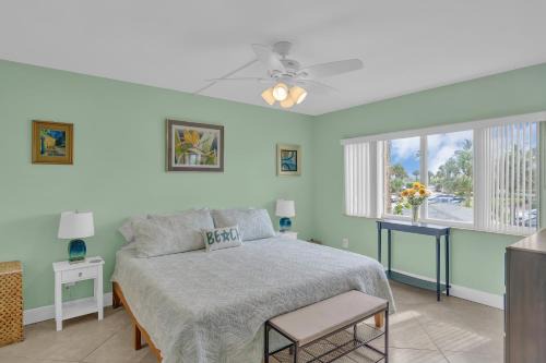 Fort Pierce Apartamento | Dreamy Condo 2 minute walk to Beach w King Size Bd