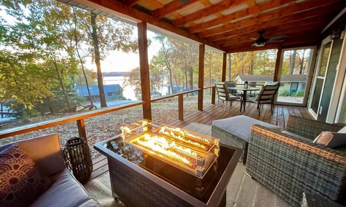 Cadiz Cabaña | Dreamy Cottage Getaway w/ Sunset Lakeview