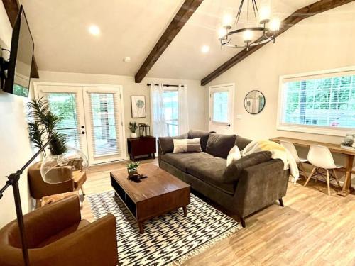 Cadiz Casa | Dreamy Cottage Getaway with Sunset Lakeview