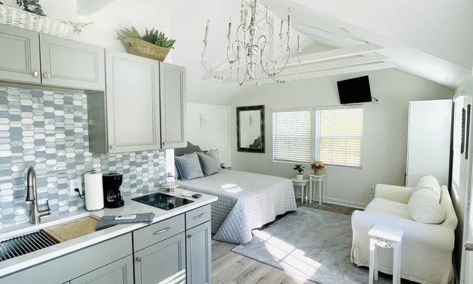 Franklin Cabaña | Dreamy Guest house on our 8 acre property!