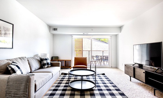 Sharon Heights Apartamento | Dreamy Menlo Park 2BR w/ Pool, W/D, Gym, near 82, 101, 280, by Blueground