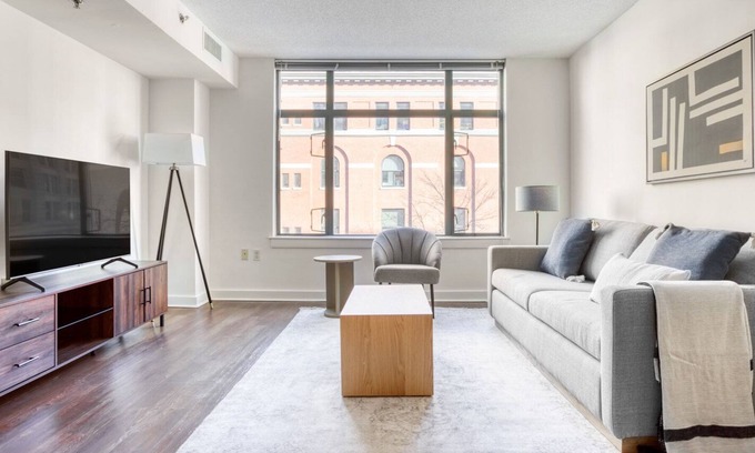Penn Quarter Apartamento | Dreamy Penn Quarter 1BR w/ W/D & Gym, 2 blocks to Metro, by Blueground