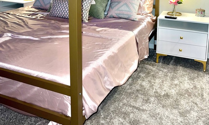 Channel District Apartamento | Dreamy Pink Resort Style Oasis in Channelside