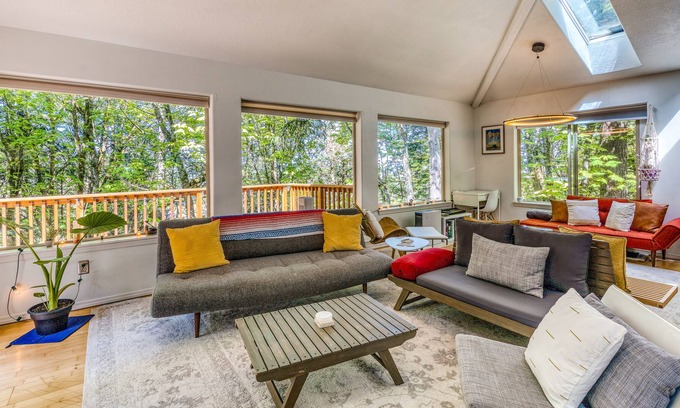 Western Casa | Dreamy quiet escape near downtown with wraparound deck, fast WiFi & W/D