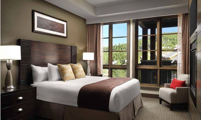 Truckee Villa | Dreamy snow retreat sleeps 8 at Northstar Lodge. Ski in and out on Home Run!