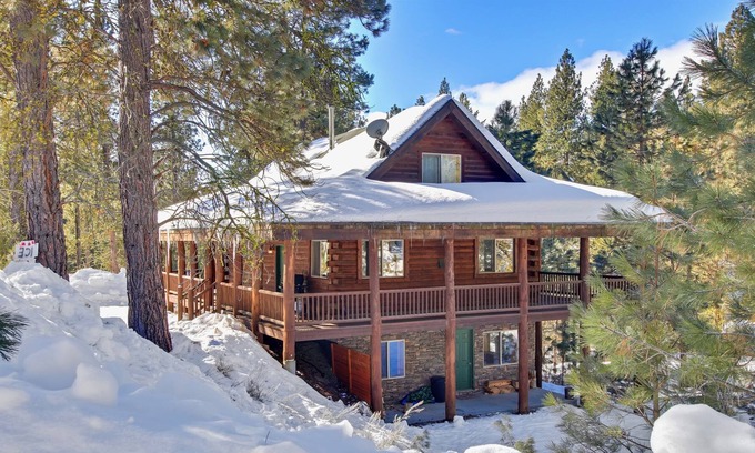 Cascade Cabina | Dreamy updated log cabin in the woods close to lake 4 bedroom