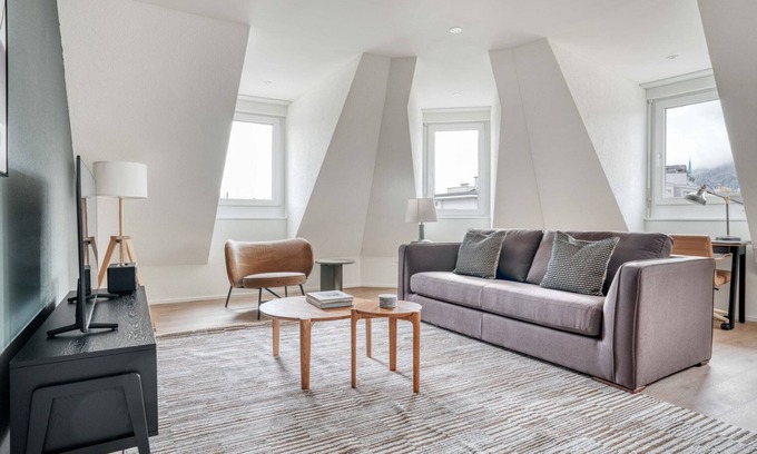 Sihlfeld Apartamento | Dreamy Wiedikon 4.5 Room w/ Storage & W/D, 3 min to Market, by Blueground