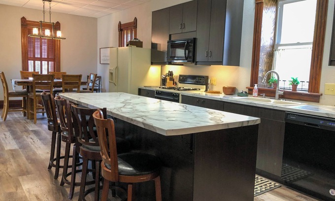 Monona Casa | Driftless Manor Getaway