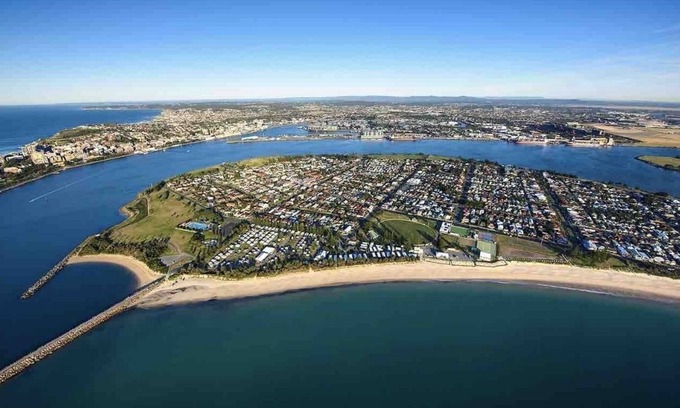 Stockton Casa | Driftwood - beachside living near Stockton Wharf with ferries to Newcastle.