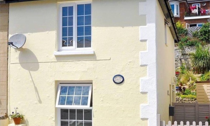 Ventnor Cabaña | Driftwood Cottage. A traditional Isle of Wight Cottage with 15% Ferry Discount.