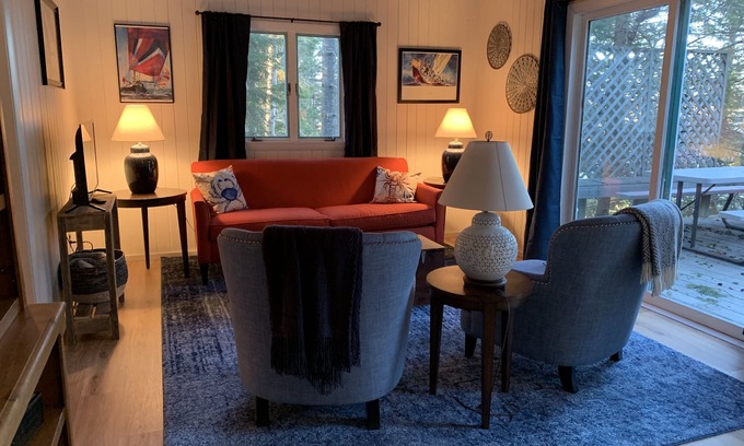 Bernard Casa | Driftwood Cottage-on the shore overlooking BassHbr 󰀃