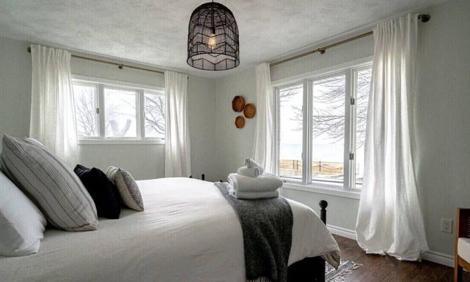 Leamington Casa | Driftwood Lakehouse with hot tub. Short walk to Point Pelee Park