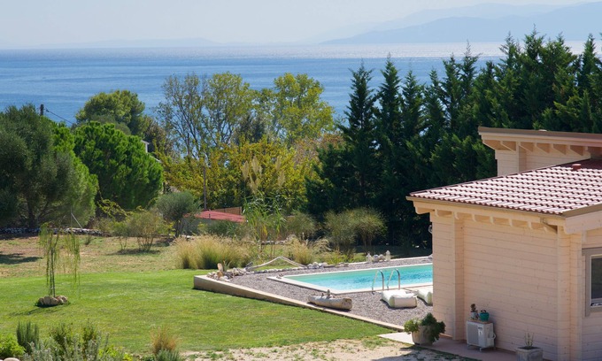Karavados Villa | Driftwood Villas es una villa ecológica con piscina privada, a 3 minutos a pie de la playa.