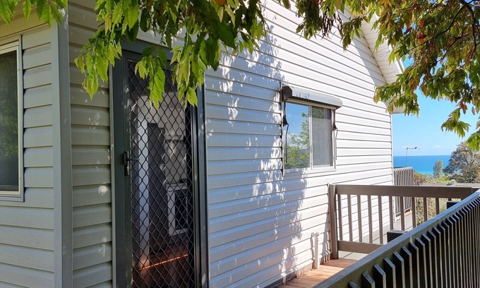 Dromana Casa | Dromana getaway with a view, air con and wi-fi.