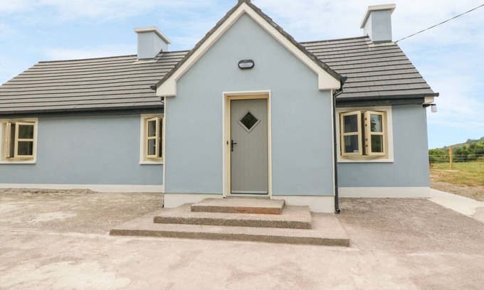 Glencar Cabaña | DROMSTABLA, pet friendly in Glencar, County Kerry