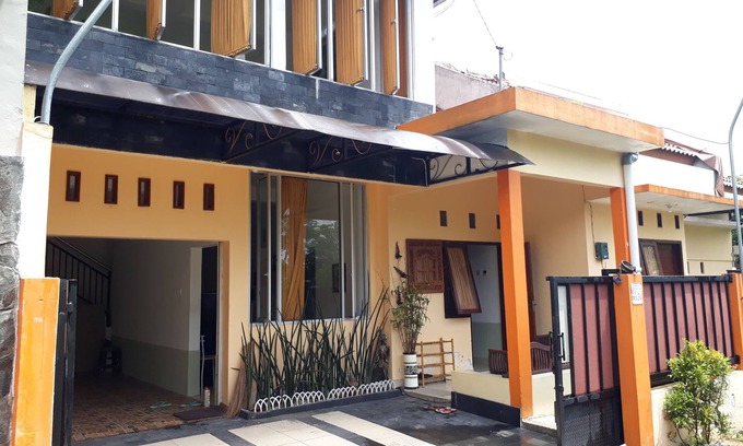 Ngaglik Casa | Drono Guest House terletak di sisi sawah dengan suasana yang tenang