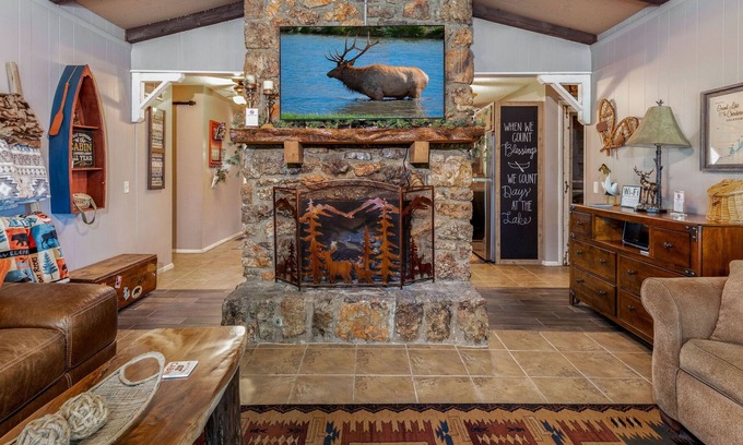Jay Cabina | Drowning Creek Cabin & Bunkhouse ~ Sleeps 12