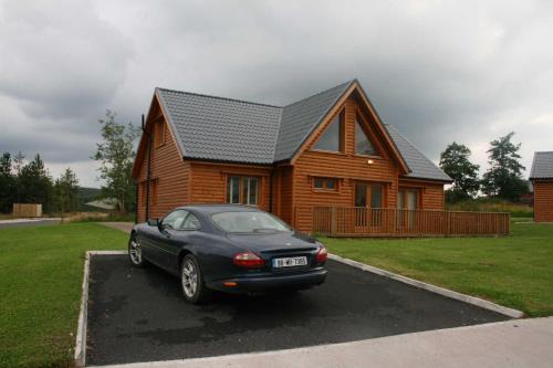 Ballinamore Cabina | Drumcoura Lake Resort, Pet Friendly, Wifi, SKY TV, 4 Bedrooms, 2 reception rooms