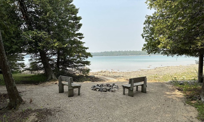 Drummond Island Casa | La escapada ofrece kayaks para explorar Bass Cove! Frente al mar con vista al atardecer