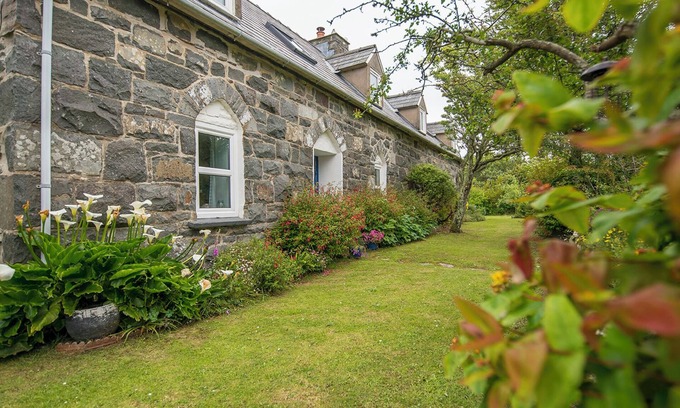 St Brides Cabaña | Drws Gobaith-West , Holiday Cottage Nr Whitesands, Sleeps 4, 3 bedrooms, bathrooms