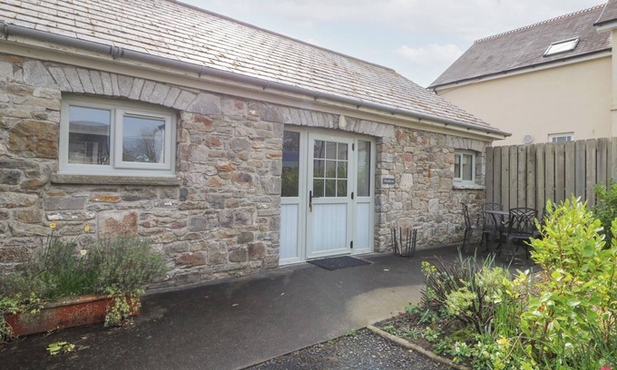 Pentrefelin Cabaña | DRYSLWYN COTTAGE, pet friendly, with a garden in Llandeilo