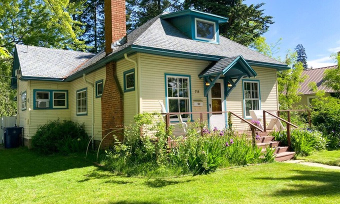 Sandpoint Casa | DT basecamp w/chef kitchen, yard & dog friendly