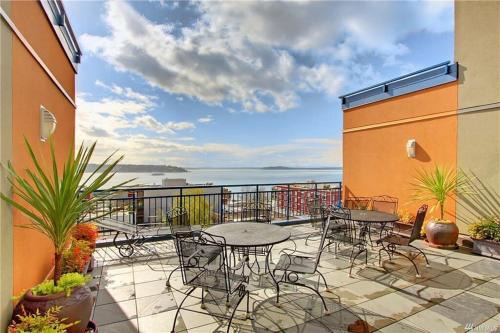 Belltown Casa | DT Designer's 2BR Condo Parking Tub Pool - 99 walk score